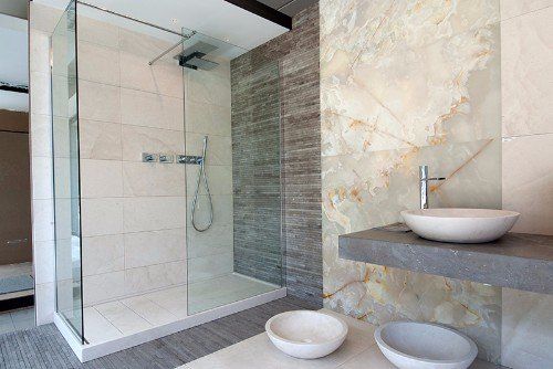 un bagno con un box doccia e i muri rivestiti in marmo