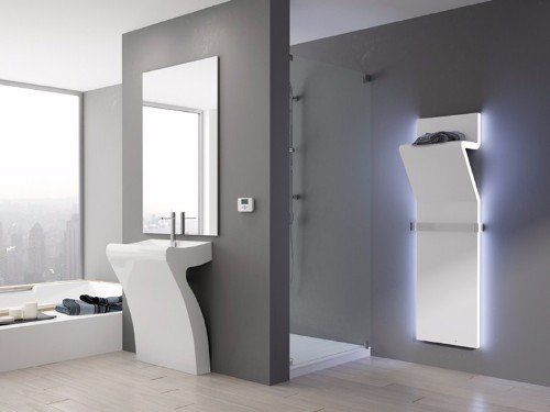 un bagno con un lavabo moderno e uno specchio a muro