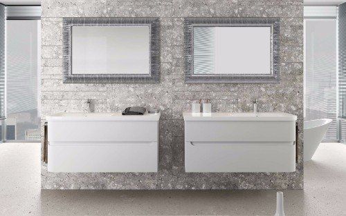 un bagno con due mobile da lavandino di color bianco con due specchi a muro