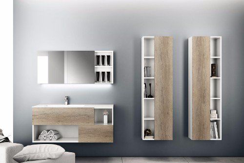 un bagno con un mobile da lavandino di color bianco e legno e accanto due mobili a muro con delle mensole