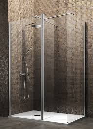 cabina doccia di cristallo con rivestimenti a mosaico