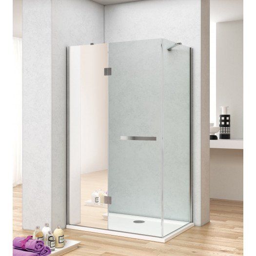 bagno con rivestimenti e cristalli dal design moderno per la cabina doccia