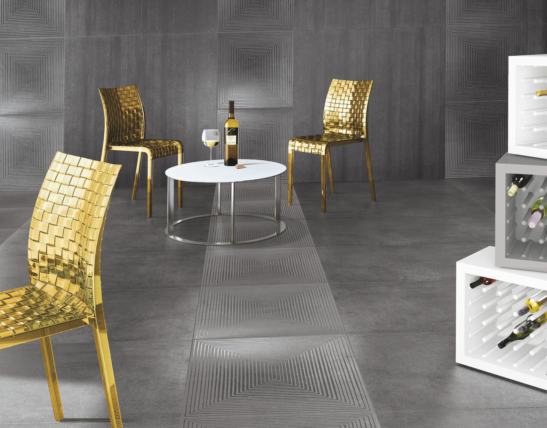pareti e pavimento in piastrelle grigie e delle sedie dorate