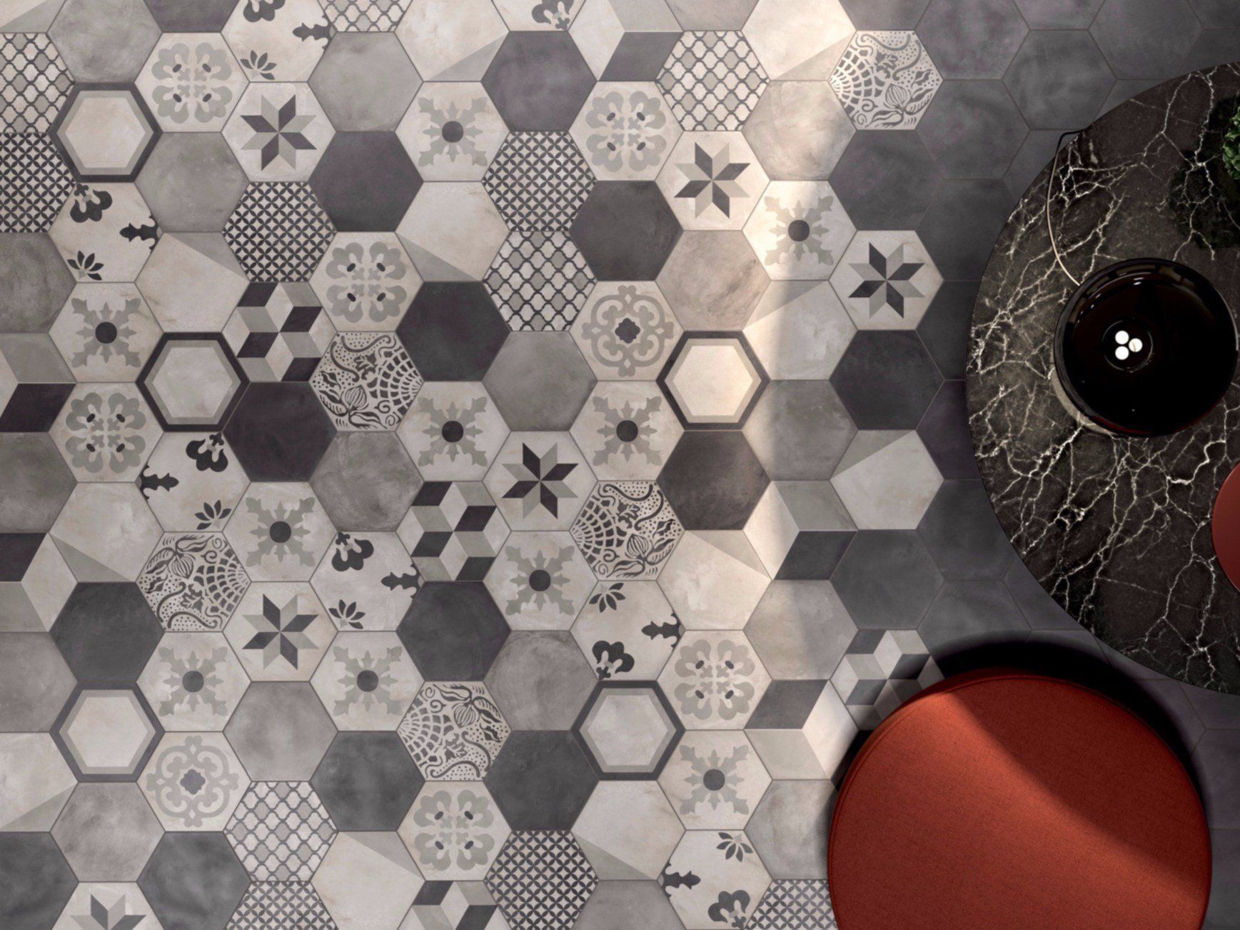 un pavimento con le piastrelle a forma ottagonale di color grigio con dei disegni