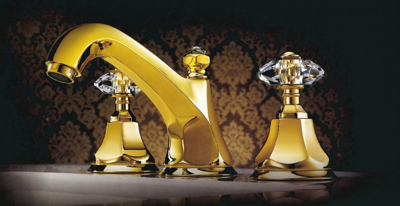 rubinetto dal design classico color oro