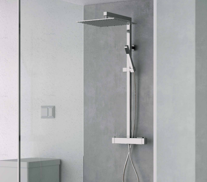 rivestimenti e rubinetteria per cabina doccia in bagno moderno