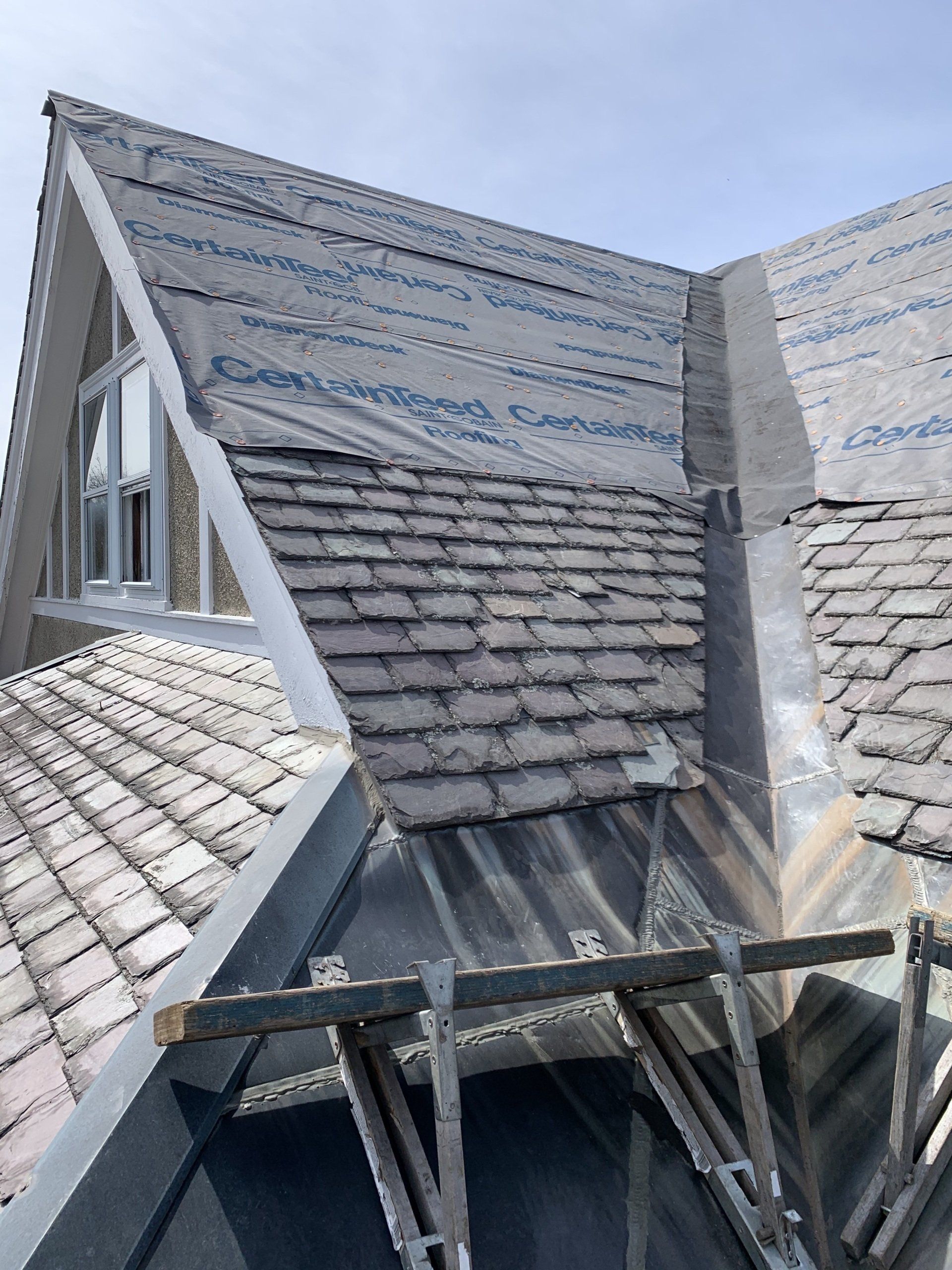 A Vermont Rodd Roofing project involving the restoration of a home’s slate shingles