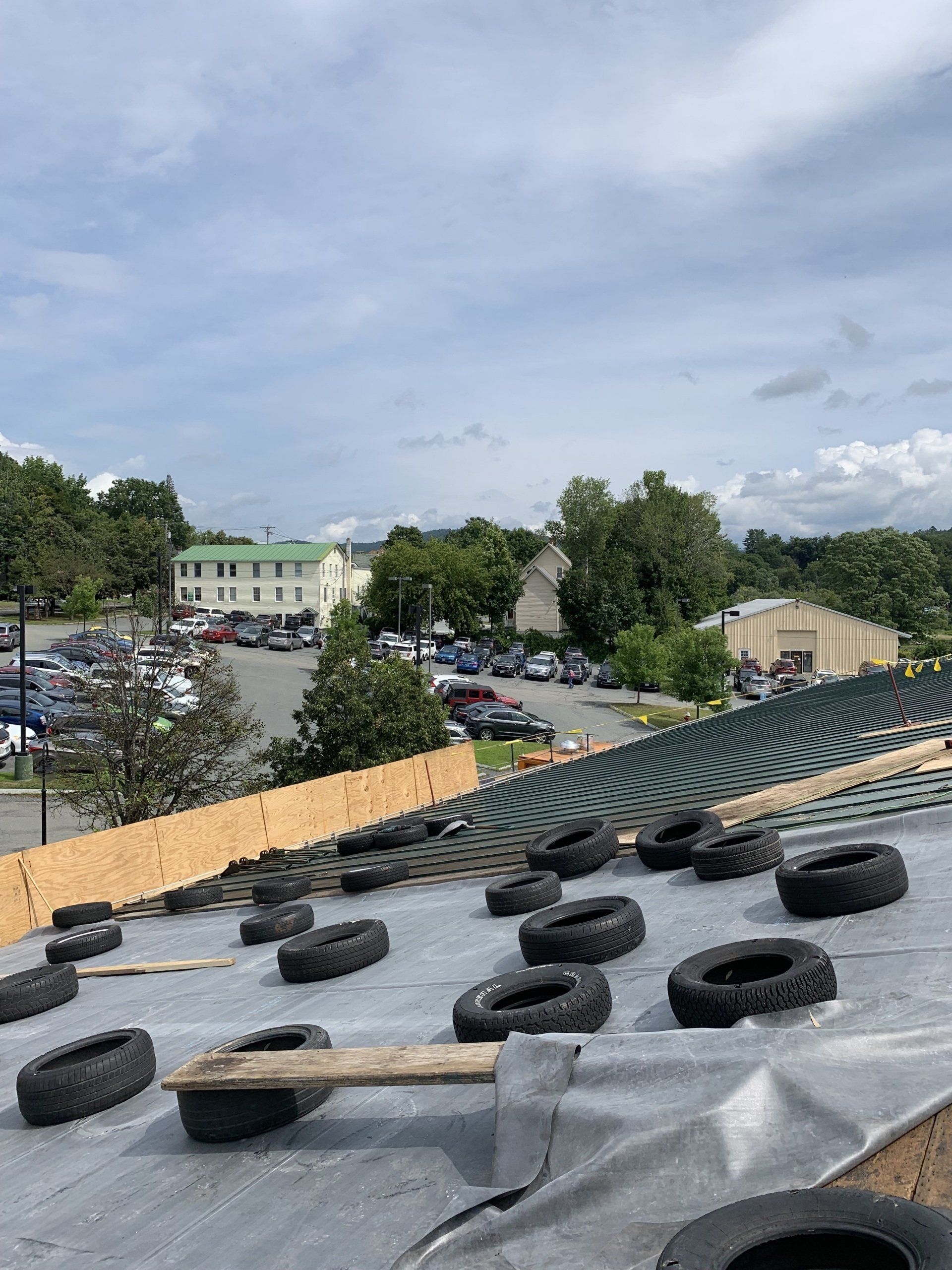 A bunch of tires are sitting on top of a roof.