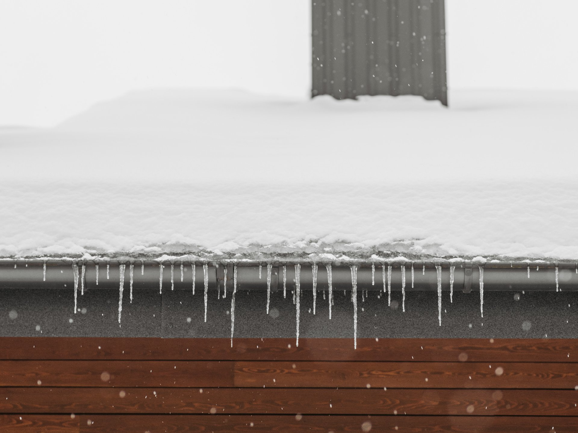 Rodd Roofing: a house roof line with snow and ice building up