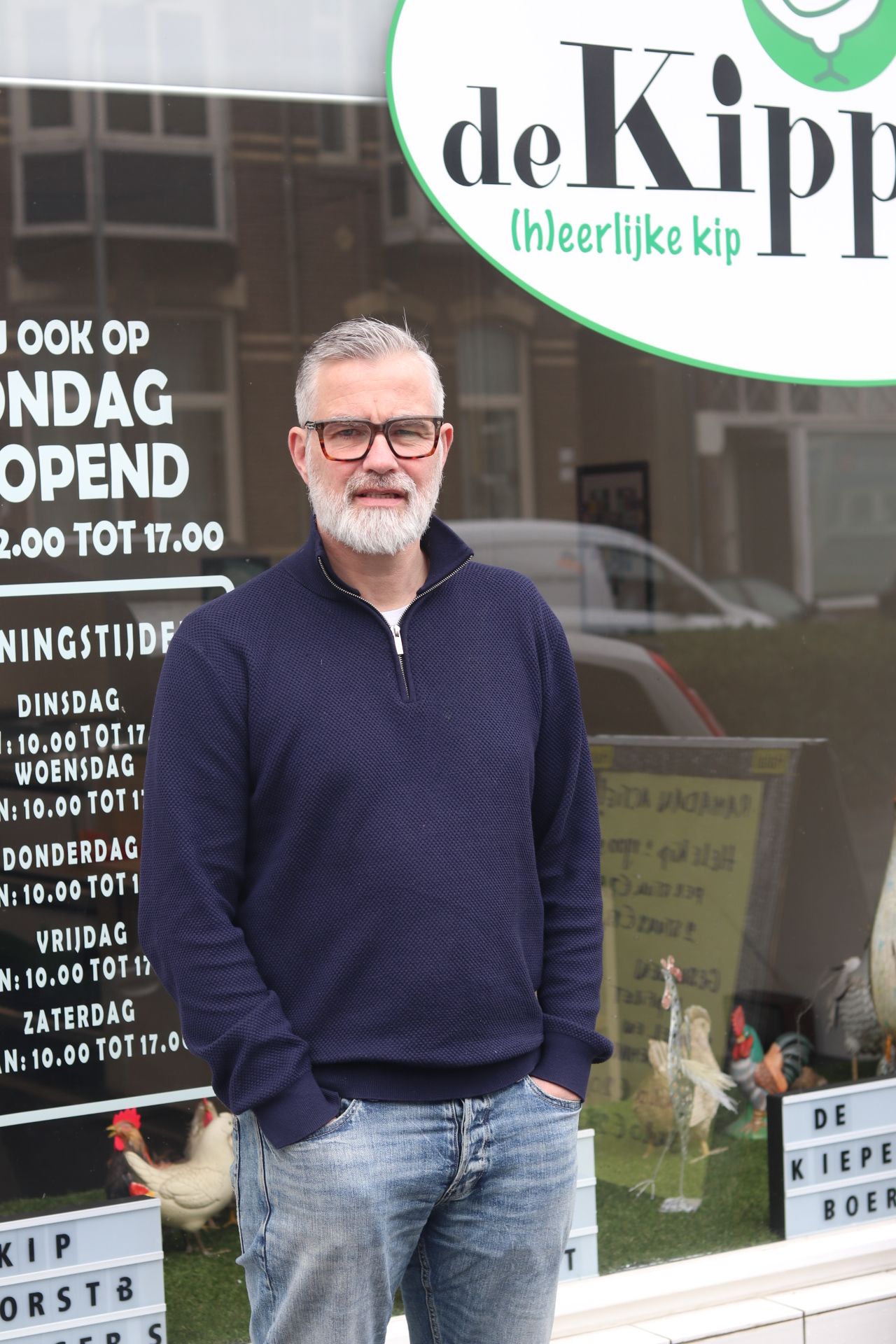 Een modern bakstenen huis met een grote uitbouw van glas, voorzien van een gemeubileerd terras