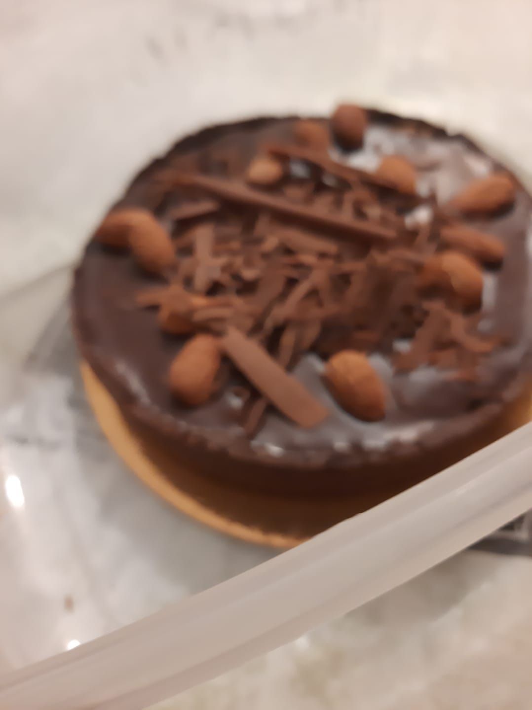 תקריב של עוגת שוקולד עם אגוזים מעל