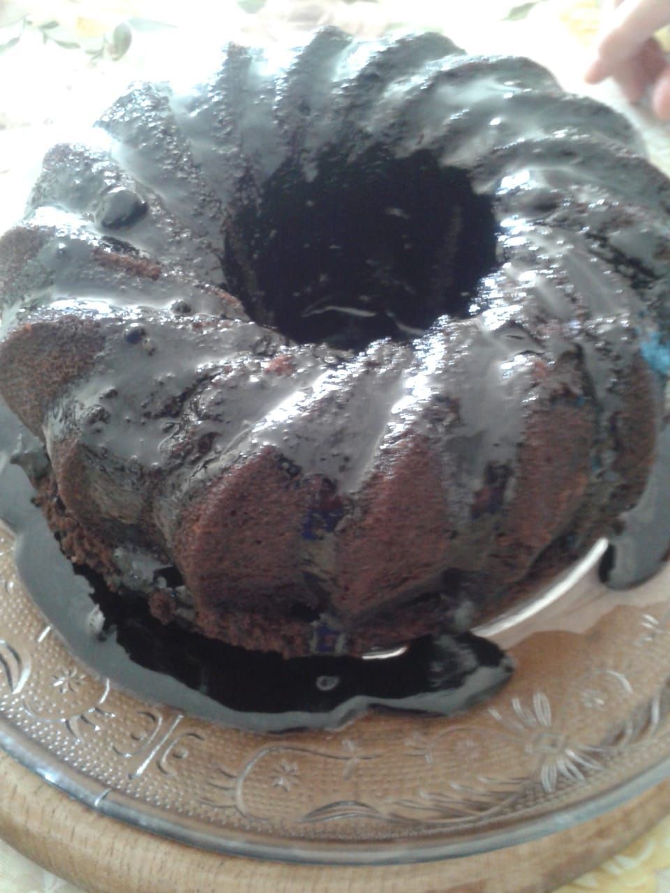 עוגת צרור שוקולד יושבת על צלחת זכוכית