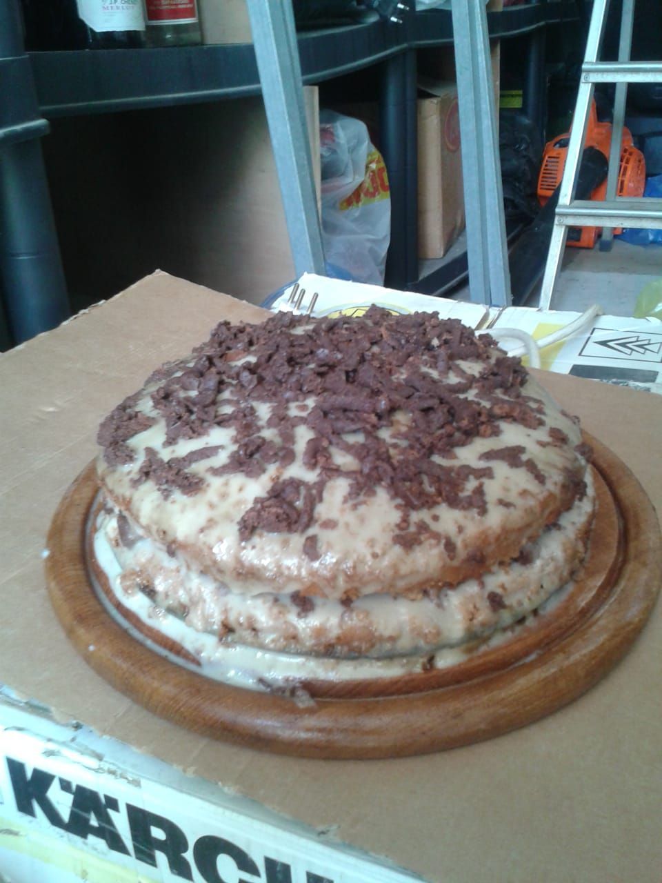 עוגה יושבת על קרש חיתוך מעץ ליד שלט קארצ'ר