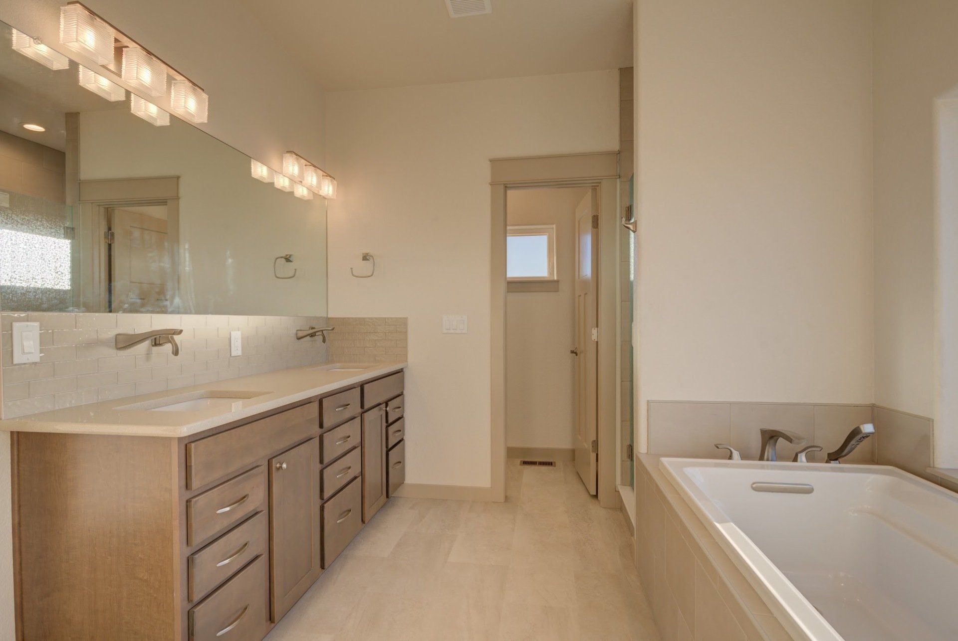 A bathroom with two sinks and a bathtub.