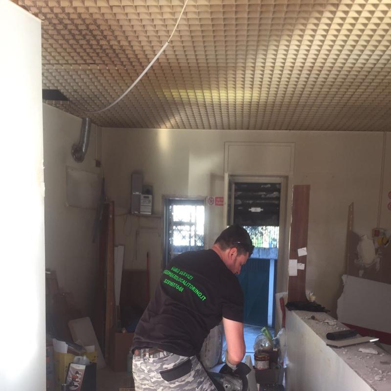 tecnico durante il trasferimento di un ufficio