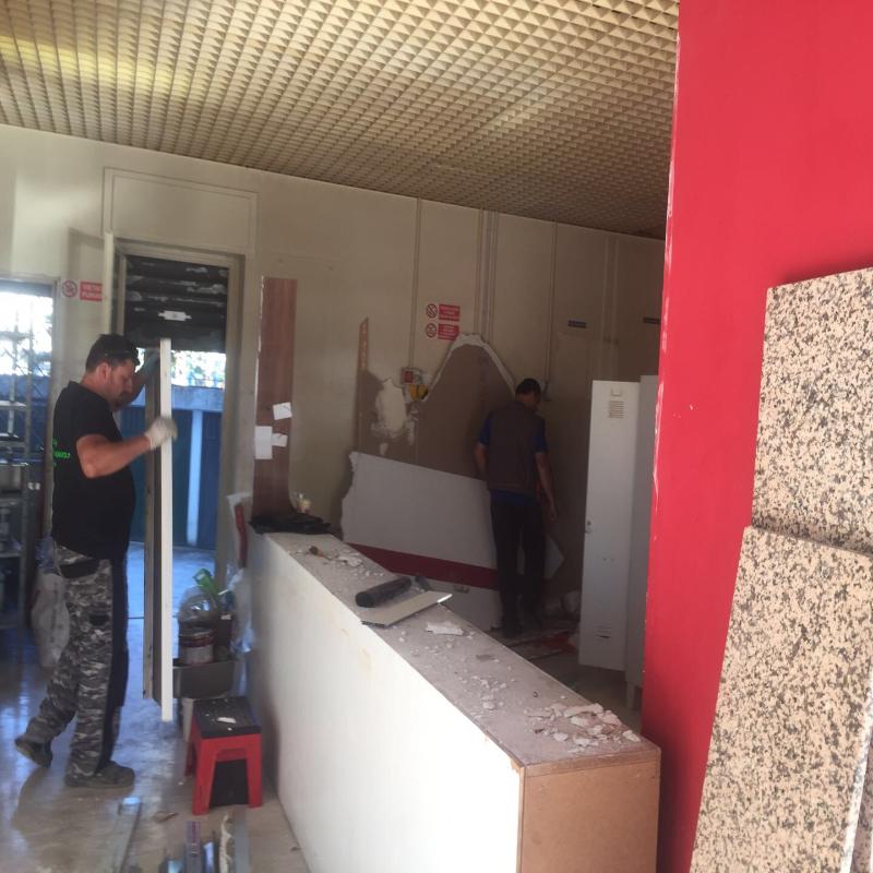 tecnico in sede durante uno sgombero