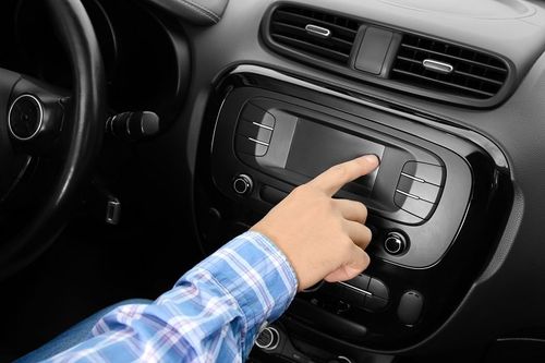 dispay di comando touchscreen su automobile