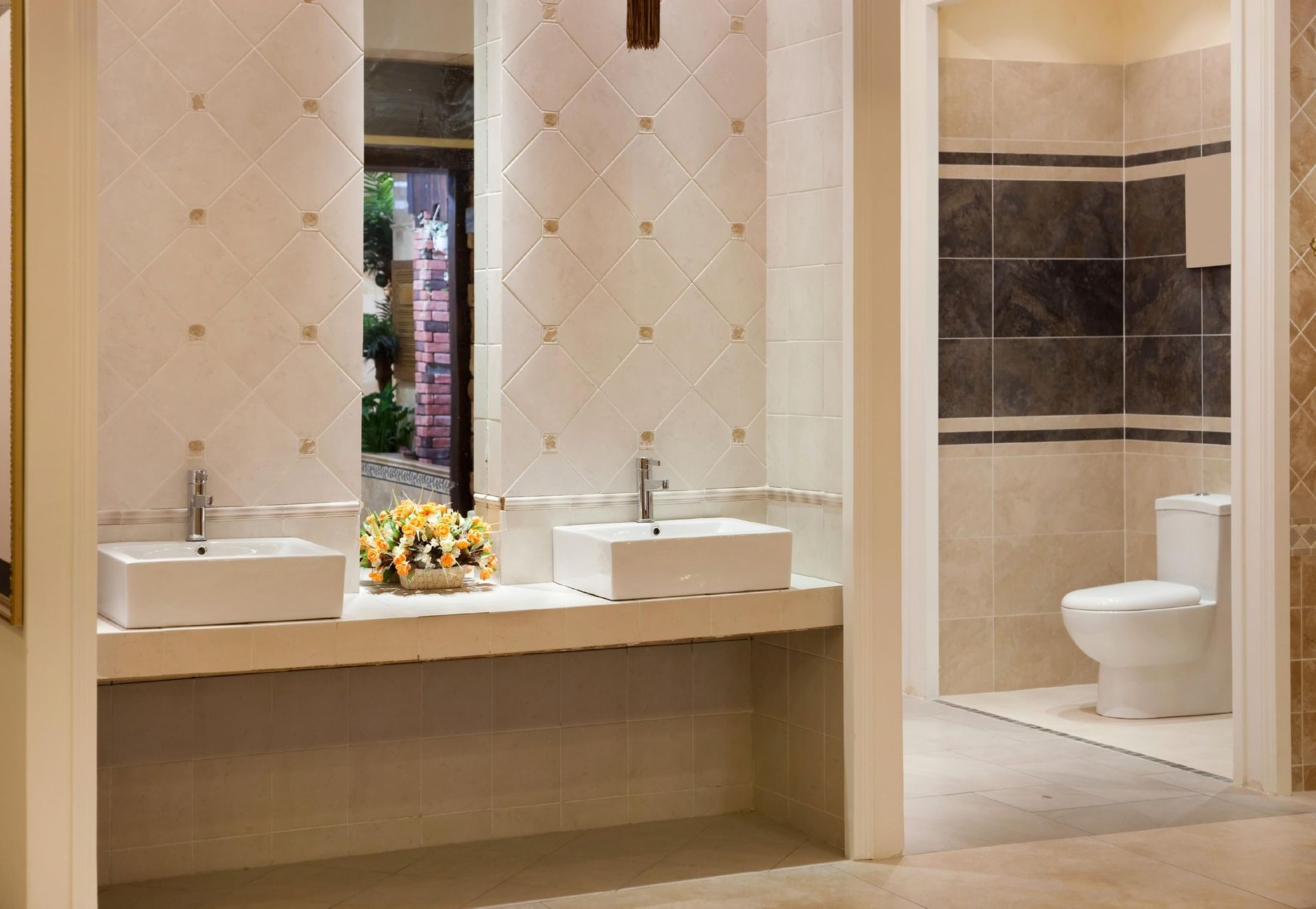 A bathroom with two sinks and a toilet