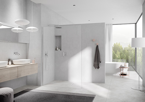 Een badkamer met inloopdouche, wastafel en ligbad.