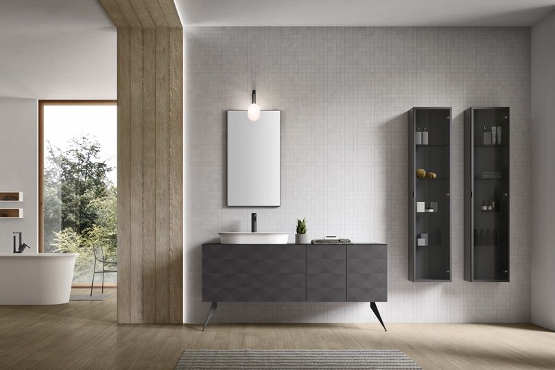 Een badkamer met wastafel, spiegel en ligbad