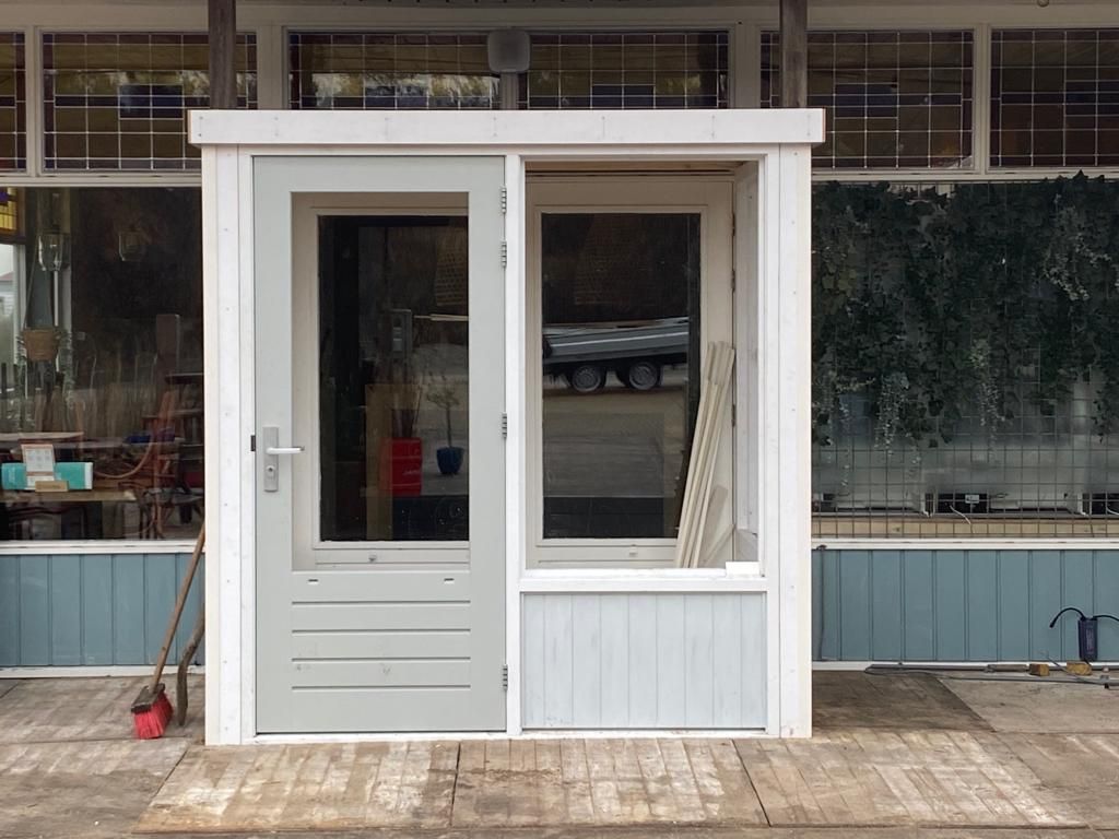 Vervangen van kozijn en deur bij de entree van een restaurant voor een nette en duurzame afwerking