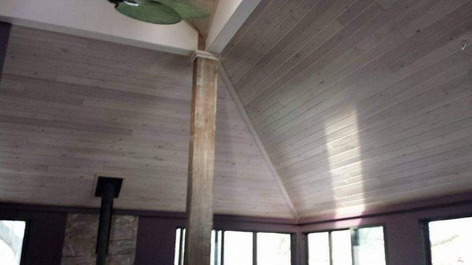 A ceiling fan is hanging from the ceiling of a room.