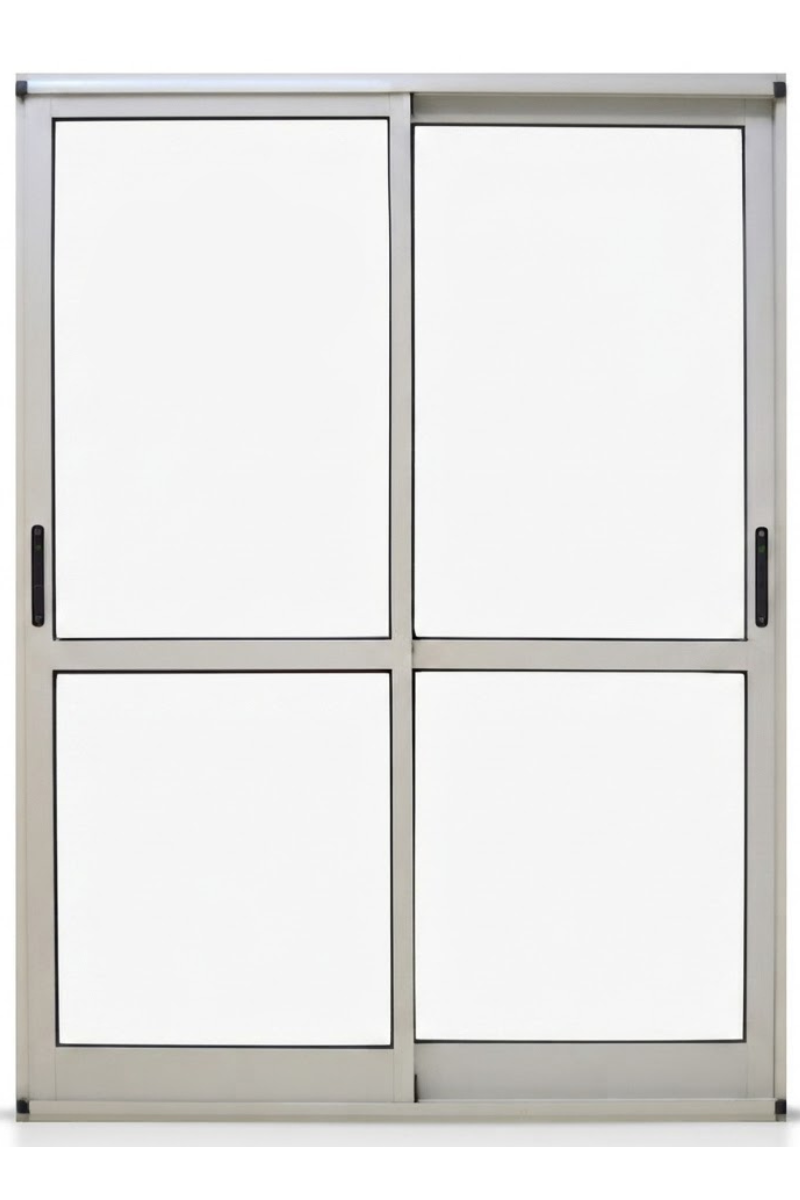 Ventana corredera blanca de cuatro paneles con tiradores laterales oscuros y marco plateado.