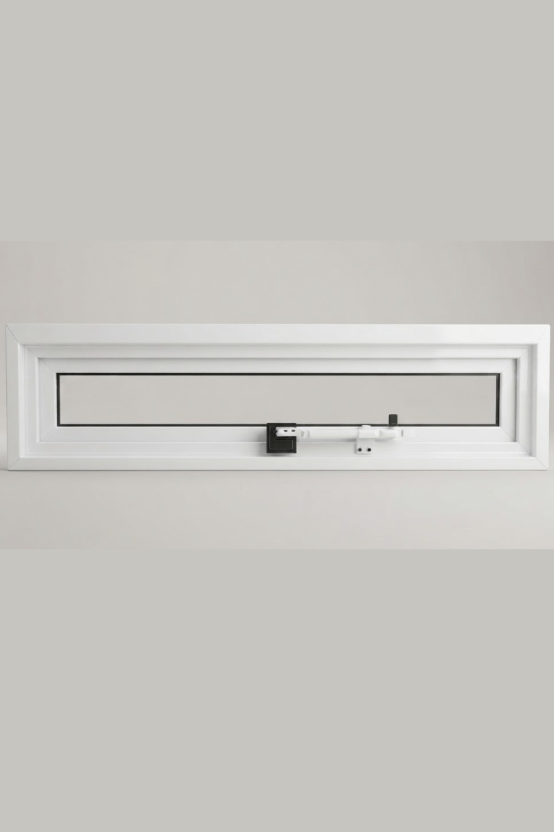 Rejilla de ventilación rectangular blanca con un pequeño pestillo negro, centrada en una pared clara.