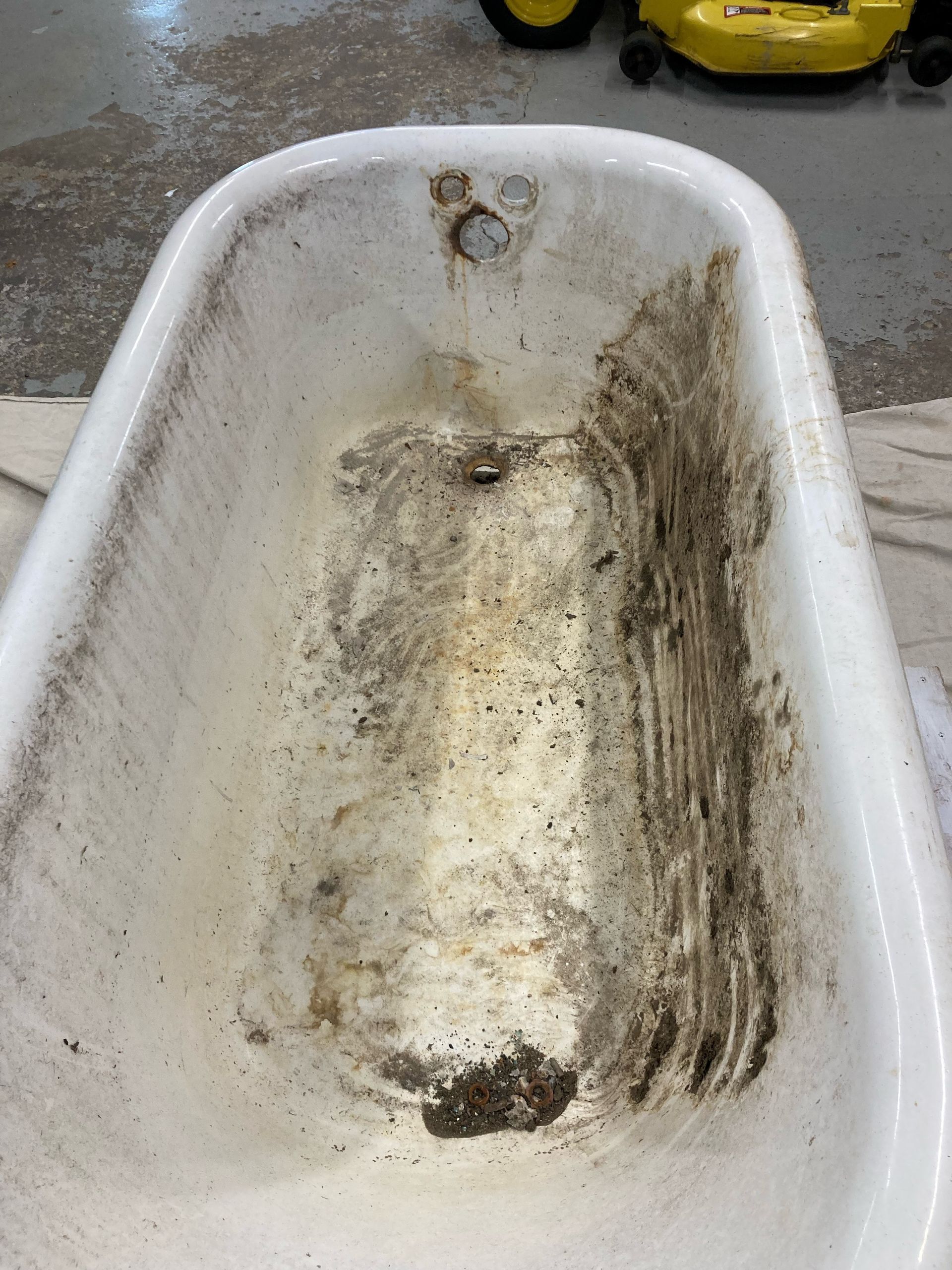 Before Cleaning of Solo Bathtub - Central Illinois | Surface Savers