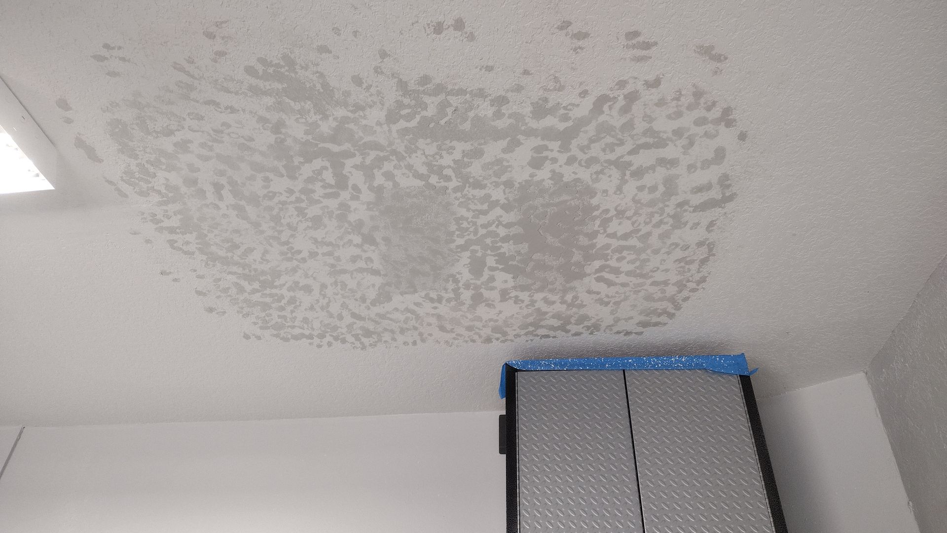 A ceiling with a lot of white spots on it in a room.