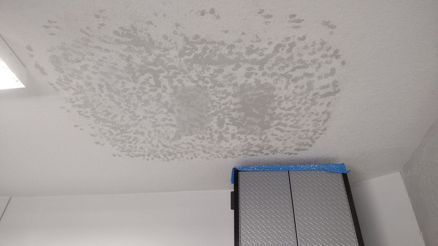 A ceiling with a lot of white spots on it in a room.