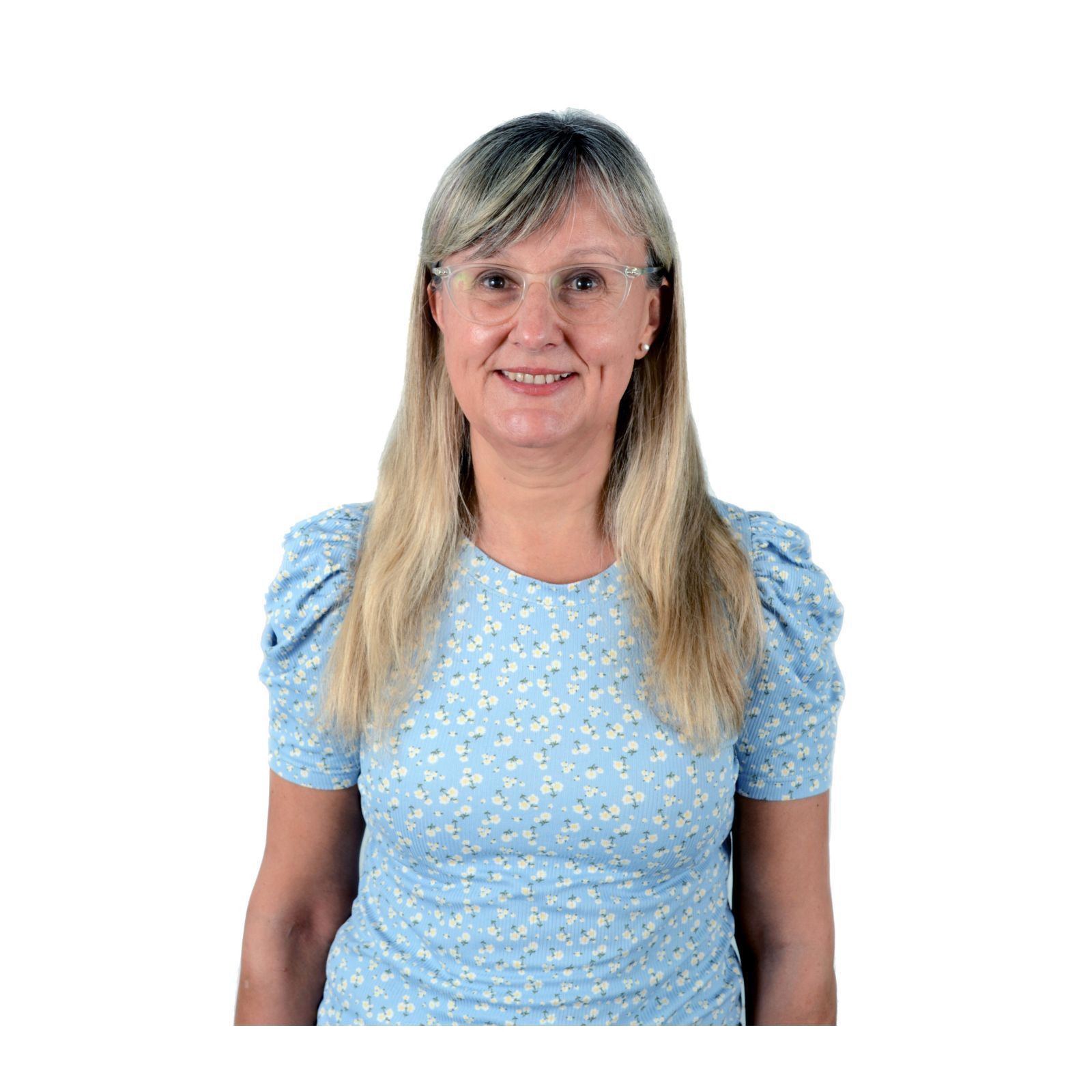 Una mujer con cabello largo y rubio y pendientes sonríe para la cámara.