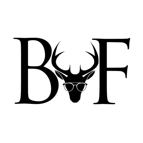 Ein schwarz-weißes Logo mit einem Hirschkopf mit Brille.