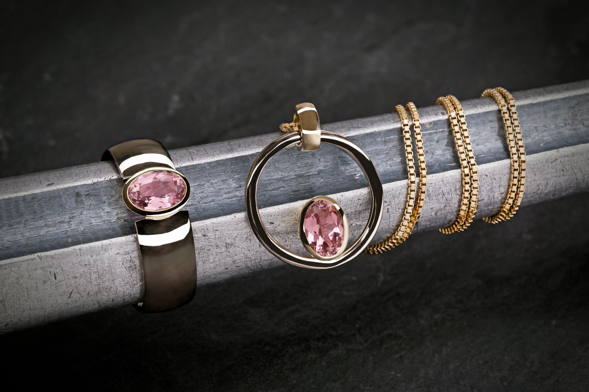 Eine Schmuckausstellung mit dem Namen Nicole Schwanberg