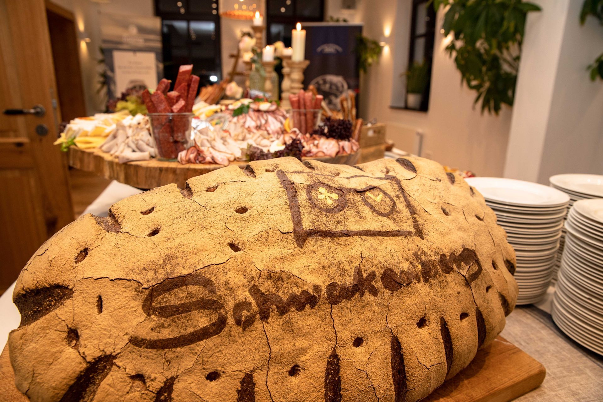 Ein großer Laib Brot mit dem Wort „Schmackung“ darauf geschrieben