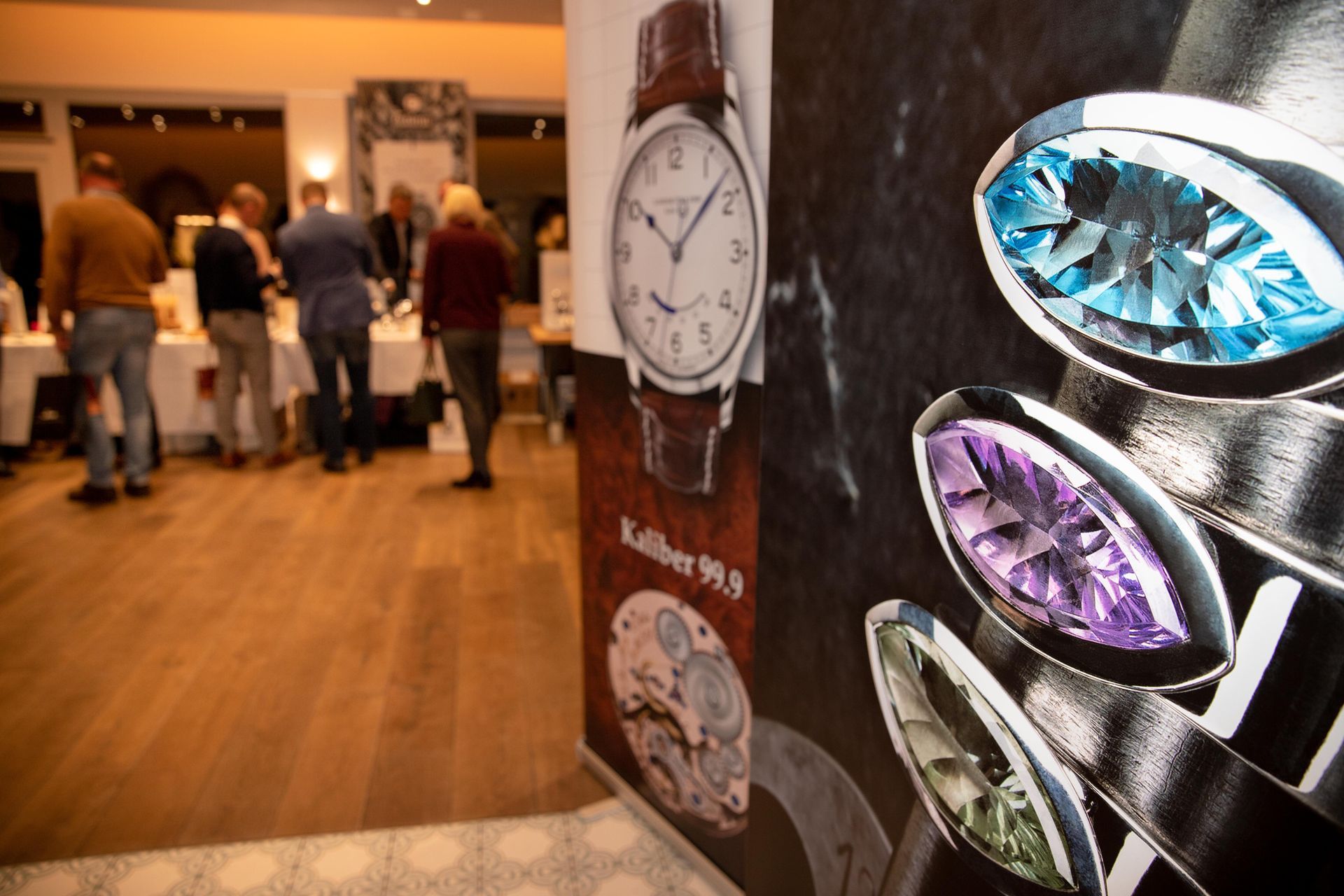 Eine Gruppe von Menschen steht in einem Raum mit einer Uhr an der Wand