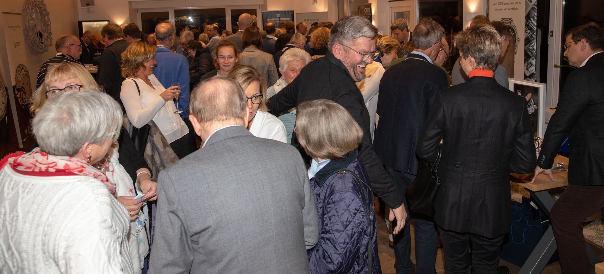 Eine große Gruppe von Menschen versammelt sich in einem Raum