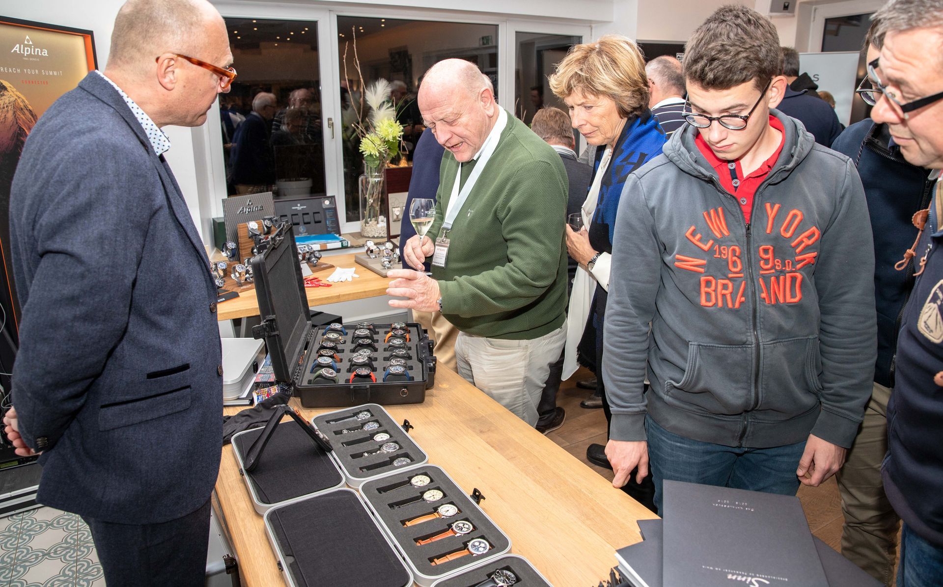 Ein Mann trägt ein graues Sweatshirt mit dem Wort „Bruno“ darauf