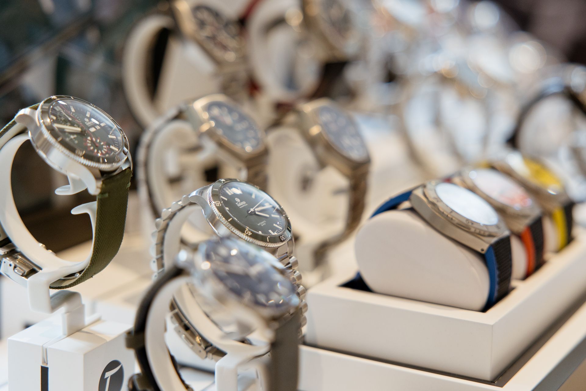 In einem Geschäft sind verschiedene Uhren ausgestellt