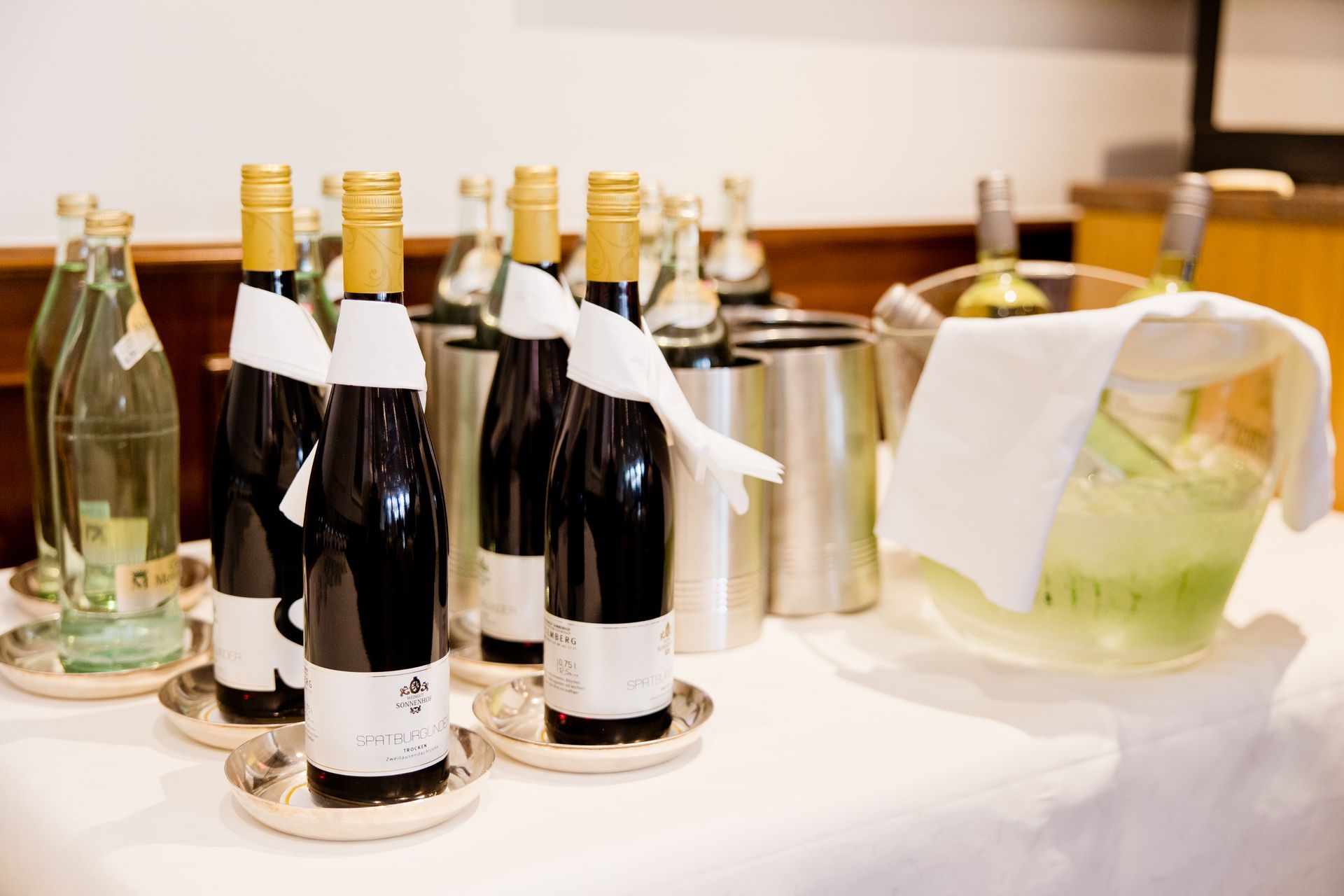 Mehrere Flaschen Wein stehen auf einem Tisch aufgereiht