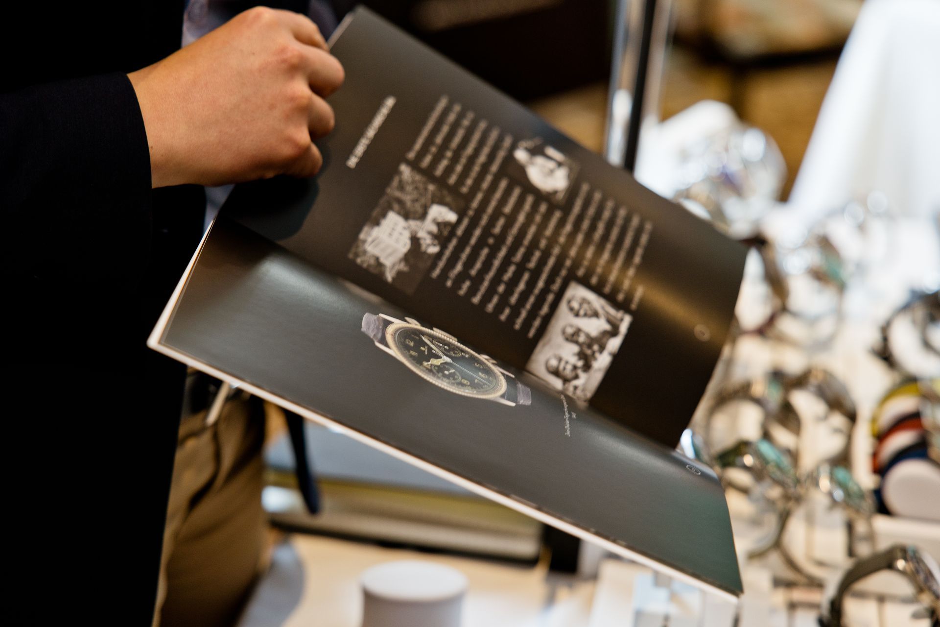 Eine Person hält ein Buch mit einem Katzenbild darauf