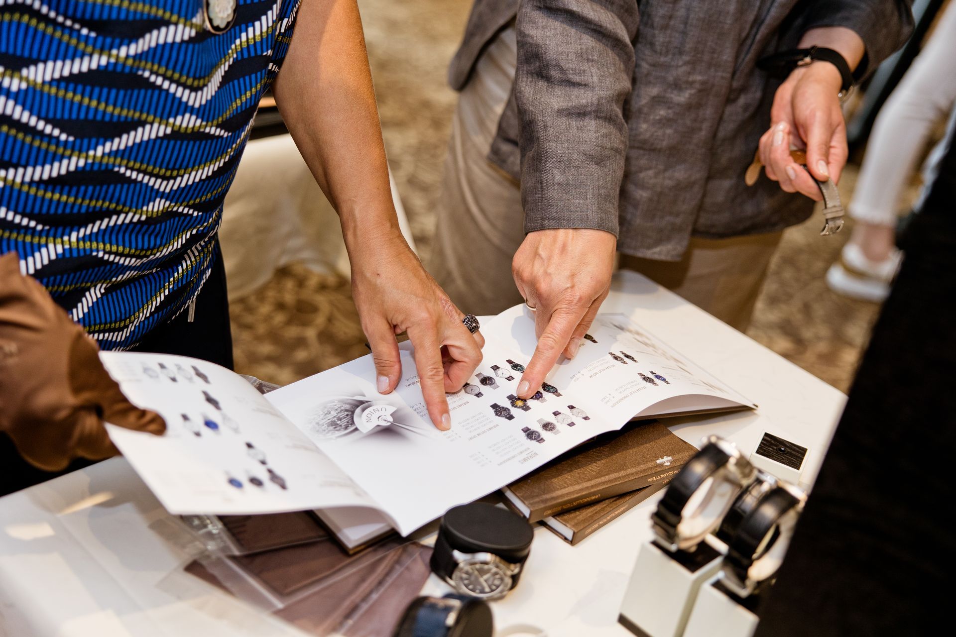 Zwei Personen betrachten eine Broschüre auf einem Tisch