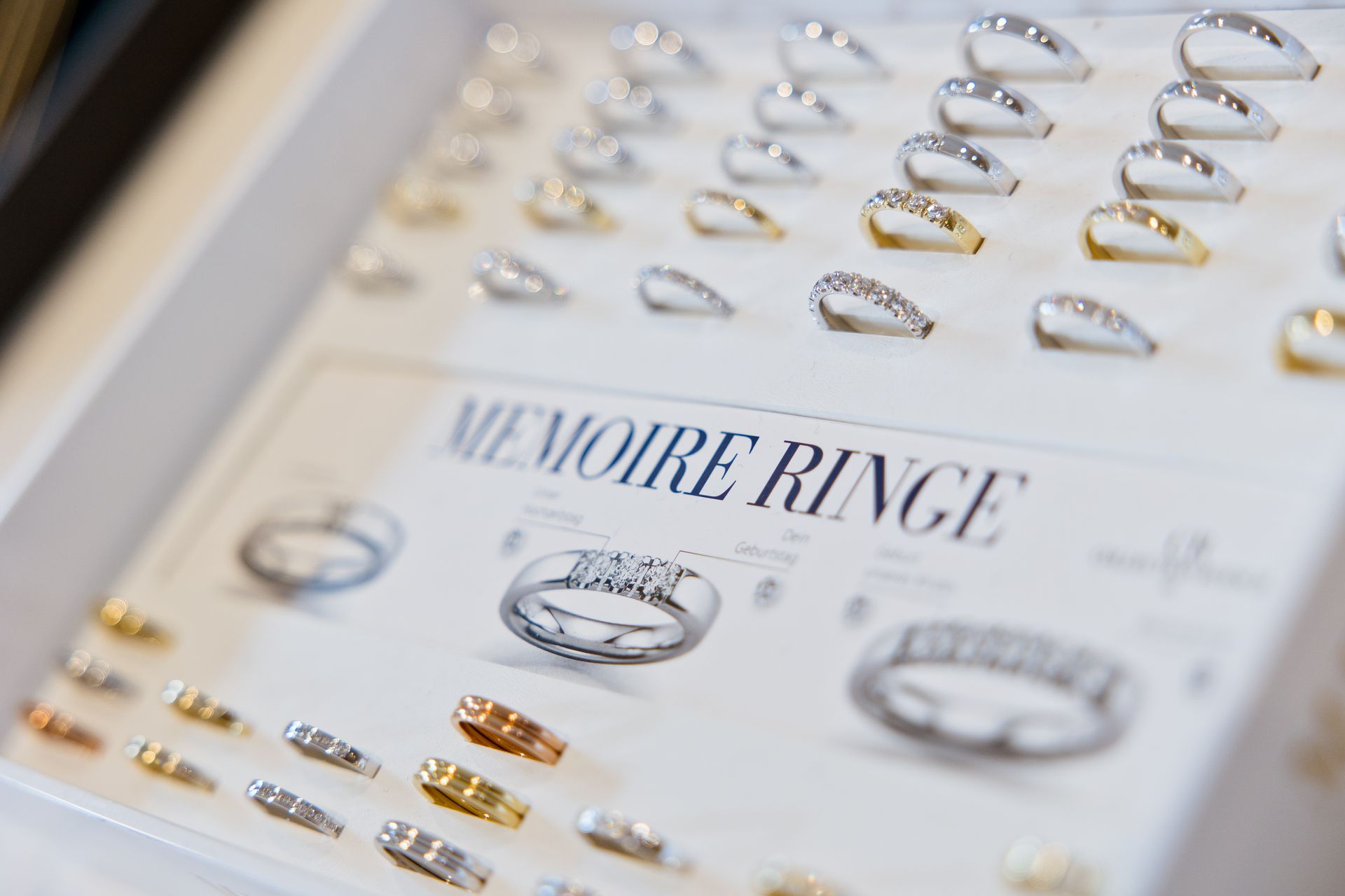 Eine Ausstellung von Ringen mit einem Schild mit der Aufschrift „Memoire Ringe“