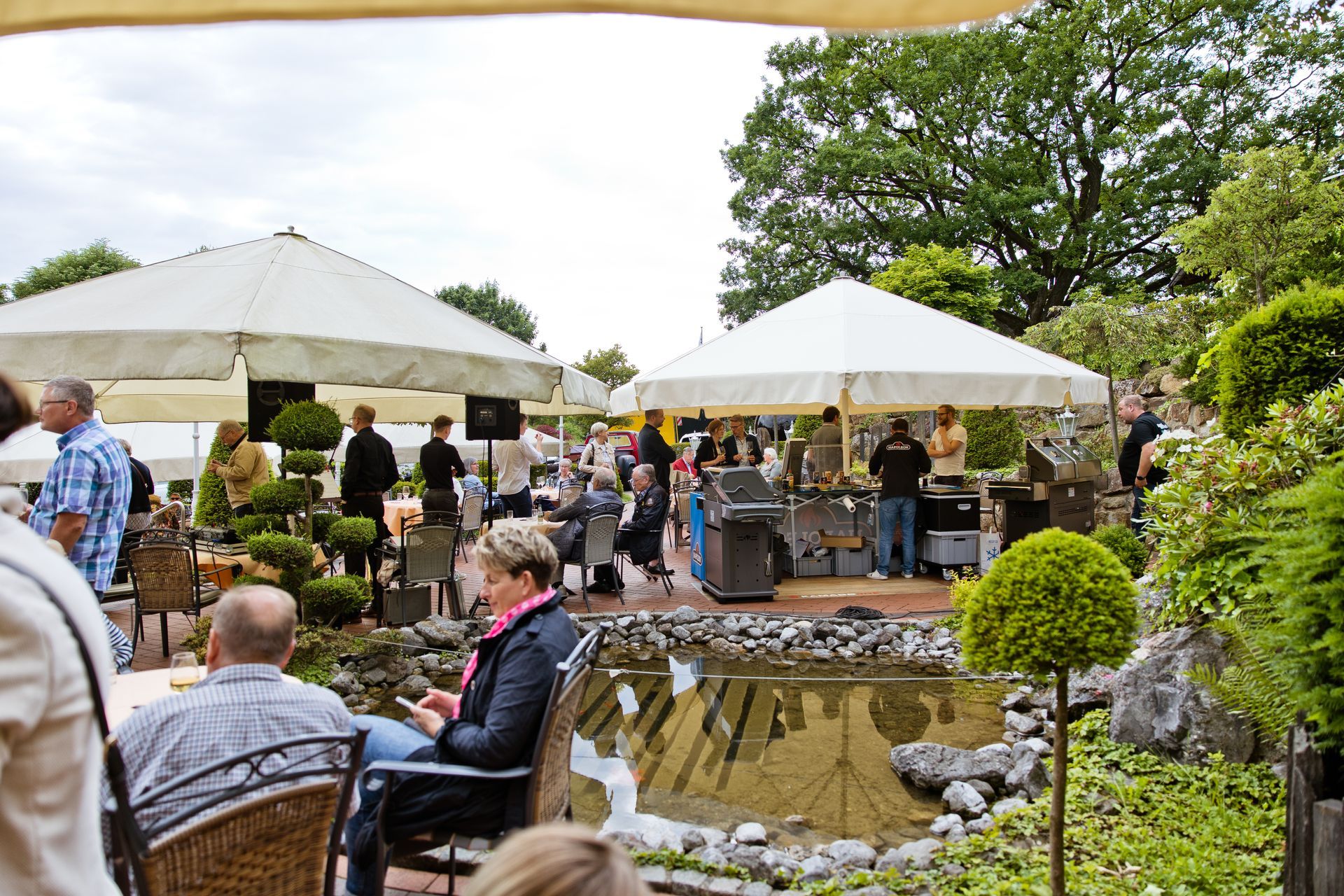 Eine Frau sitzt auf einem Stuhl vor einem Teich