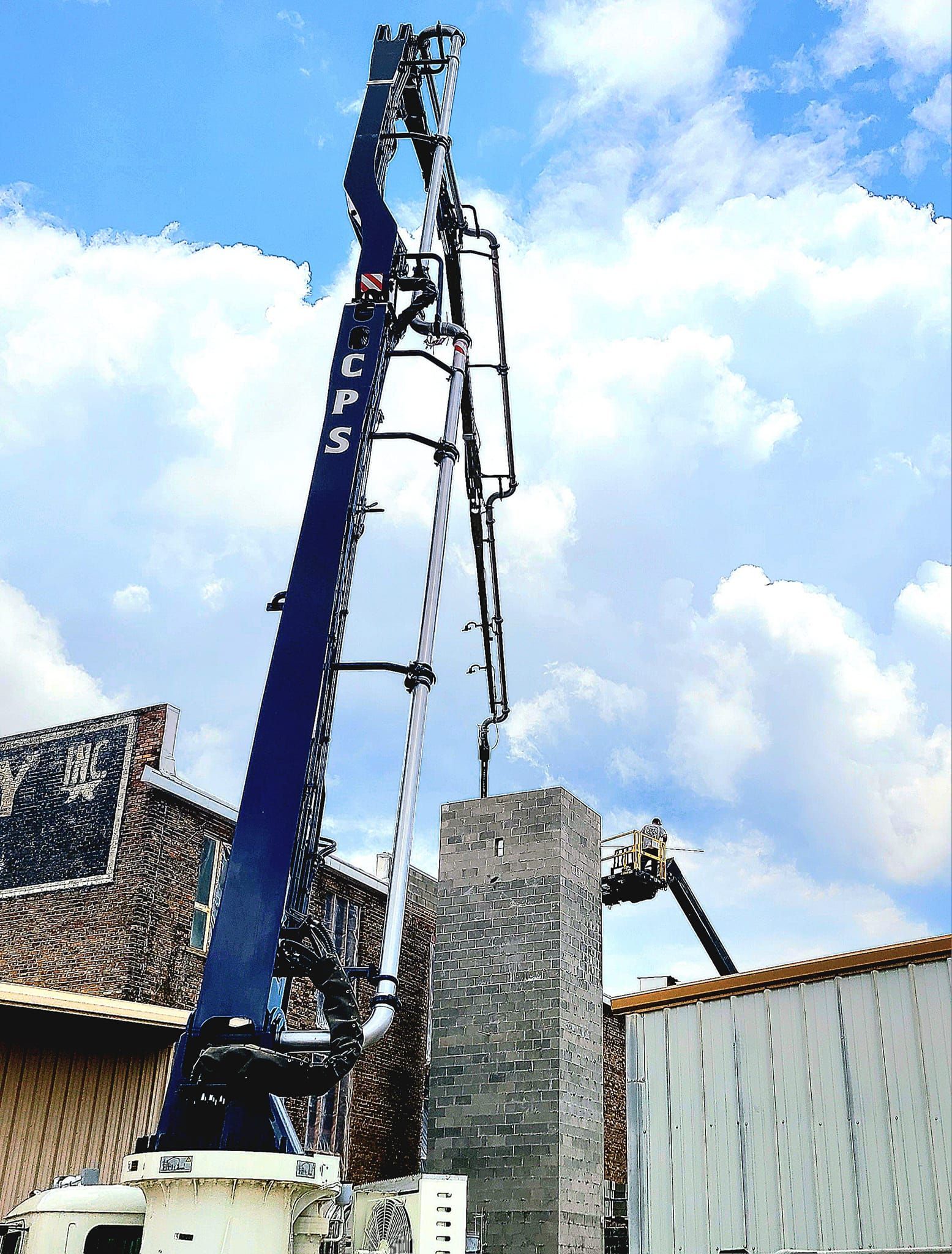 A crane with the letter s on it