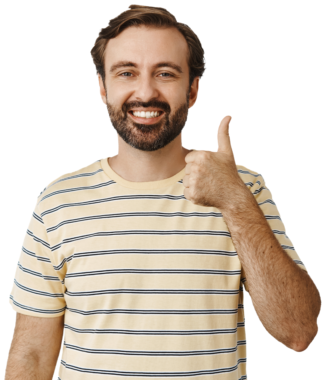 Un hombre con barba y camisa a rayas sonríe y levanta el pulgar.