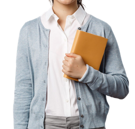 Mujer que viste una camisa blanca y un cárdigan azul y sostiene un libro color canela contra su pecho.