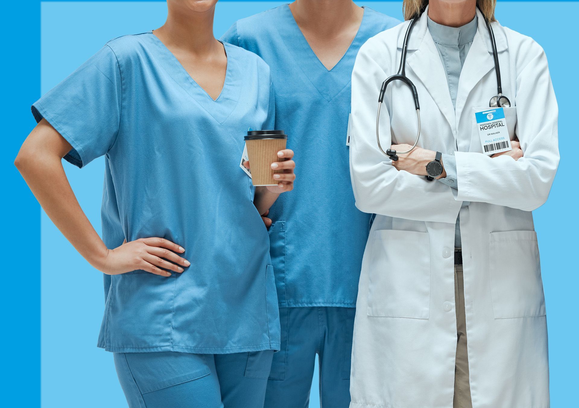 Tres profesionales médicos: dos con uniformes azules, uno con bata blanca, con los brazos cruzados y un estetoscopio alrededor del cuello.