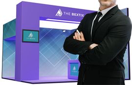 Un hombre conicon traje se encuentra junto a un stand de feria de color morado con el logotipo 