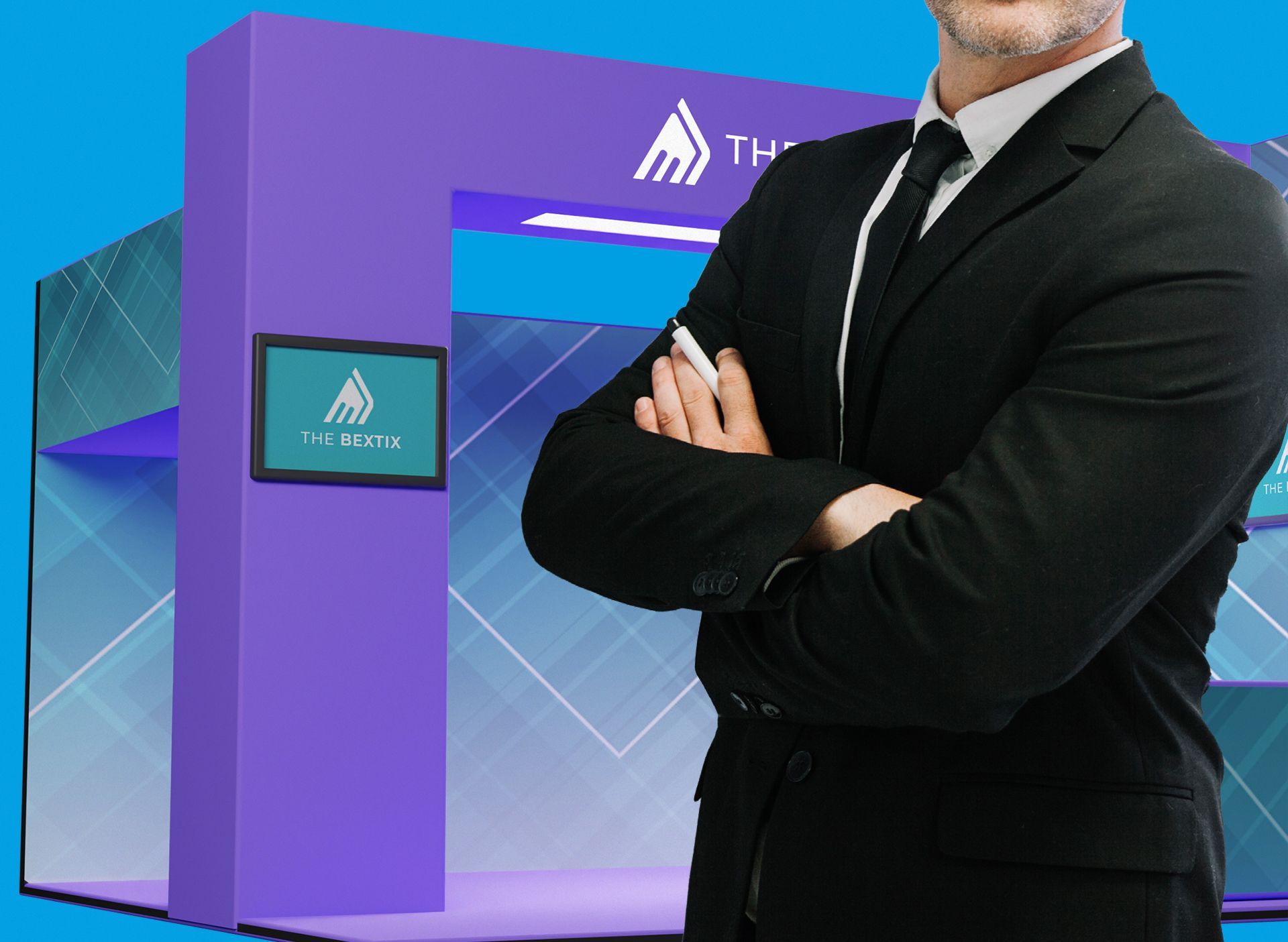 Un hombre de traje se encuentra con los brazos cruzados frente a un stand morado con el logo de 